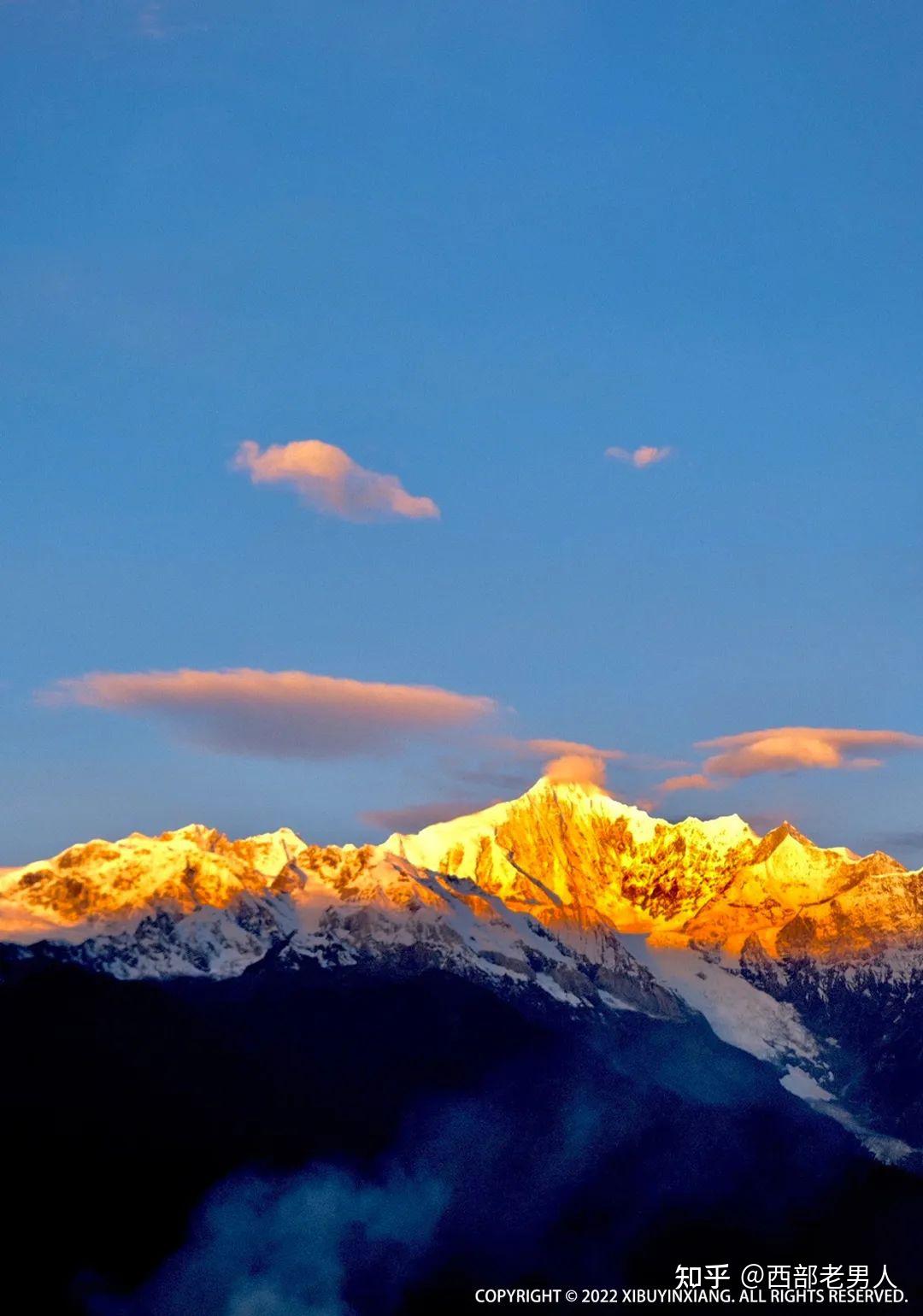 日照金山丨梅里雪山与苍穹的对语 - 知乎