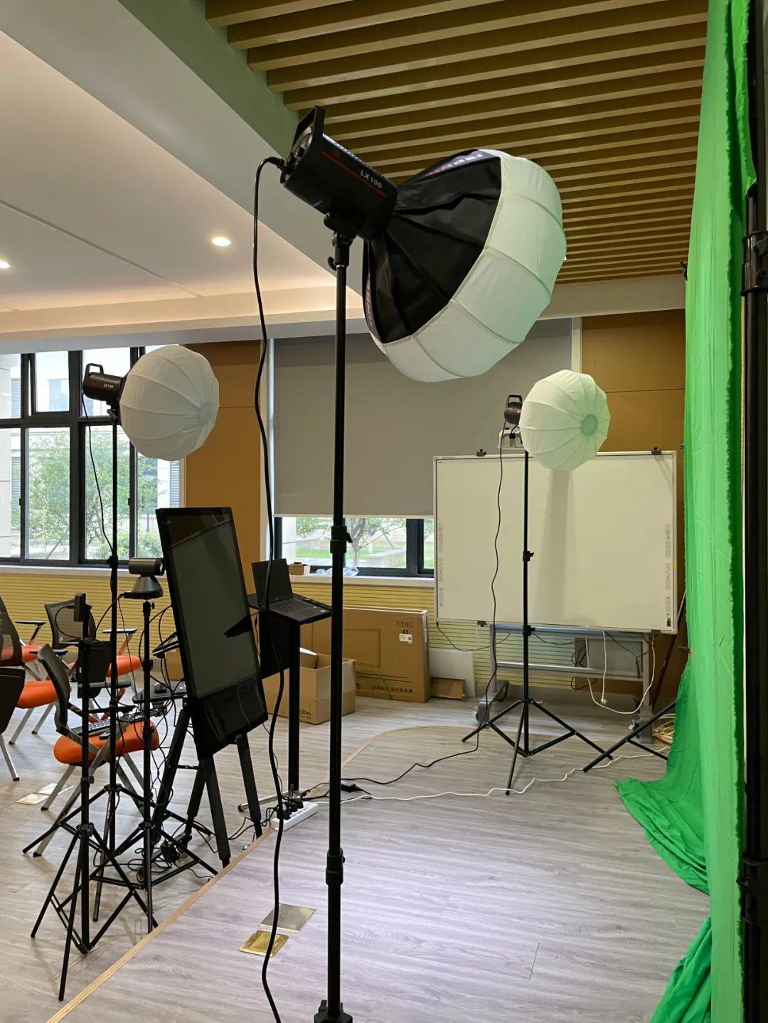 往往在既有的普通多媒体教室搭建,通过在讲台放置一套直播设备,方便