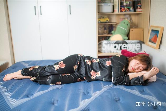好看的女生究竟应该怎么睡真人演示谈谈正确睡姿与床垫的选购