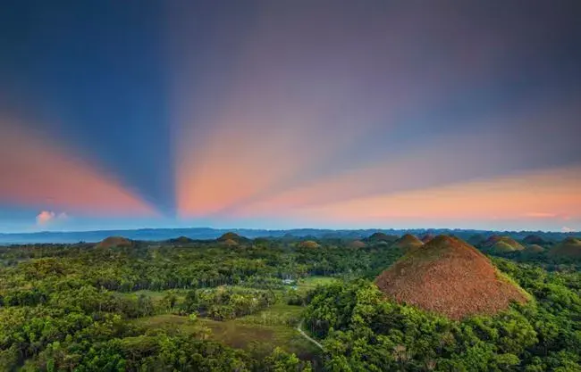 旅行里的世界之最最奇特的山巧克力山