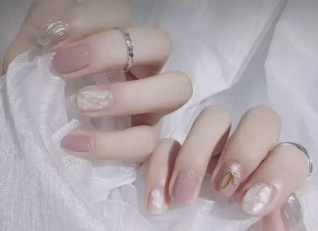 这里可能是最全的新年美甲集合了-新年美甲图片2021简单大方红色衣服