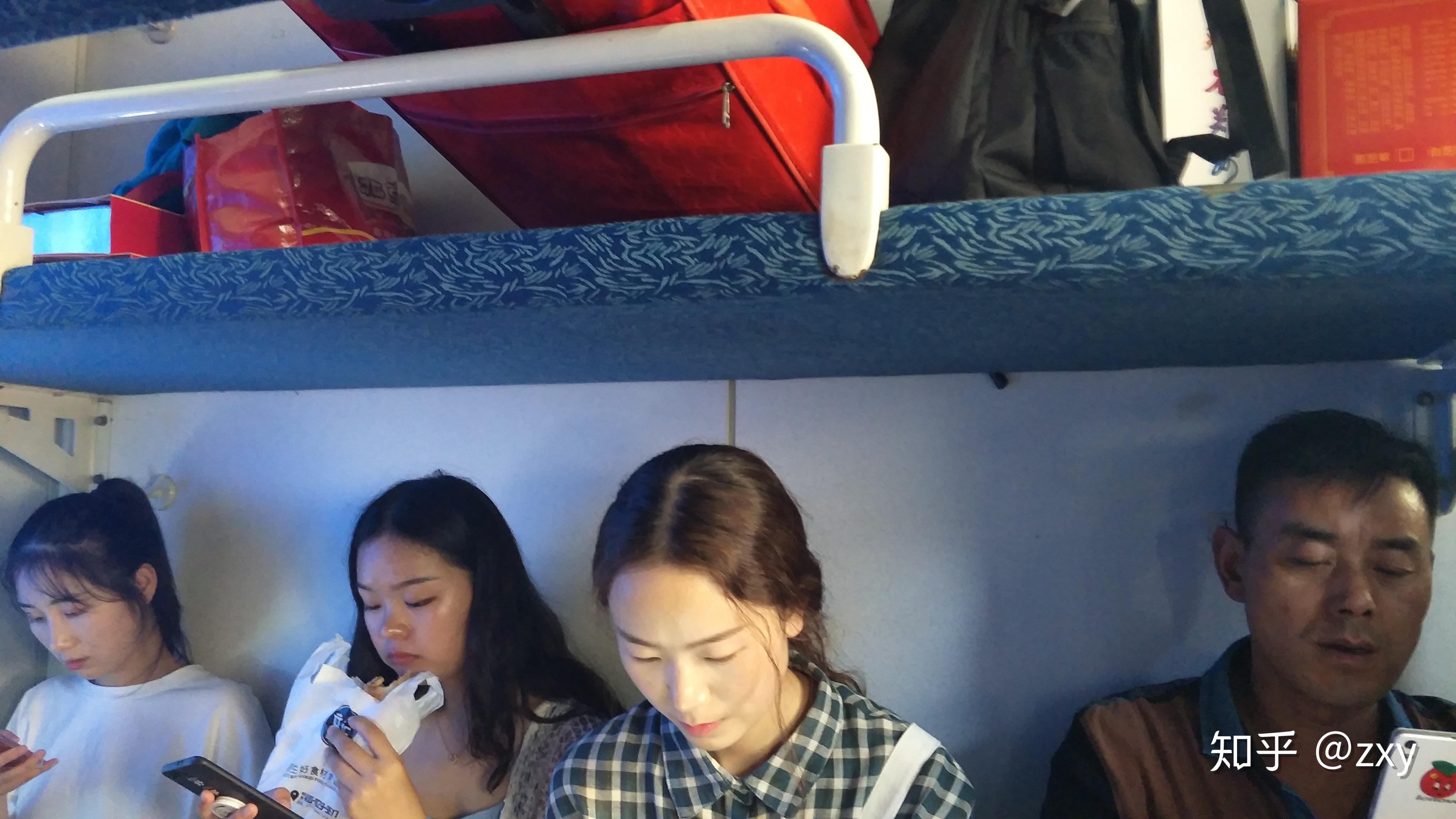 坐火车的【硬卧代硬座】是什么体验?