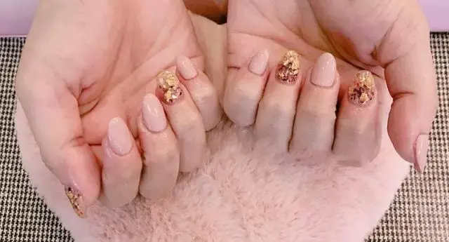 这里可能是最全的新年美甲集合了-新年美甲图片2021简单大方红色衣服