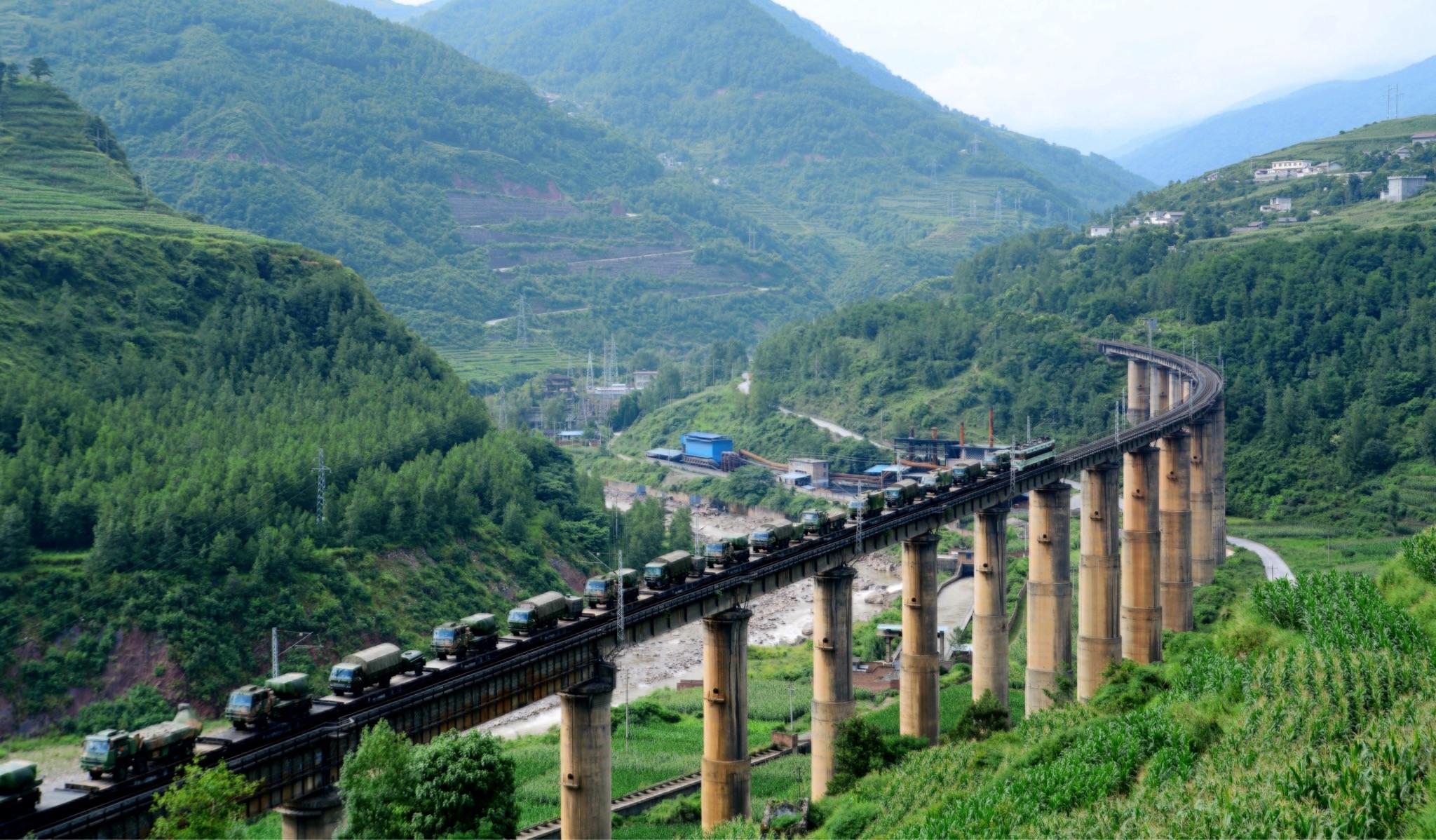 穿行在大凉山成昆铁路上的“慢火车”--中国摄影家协会网