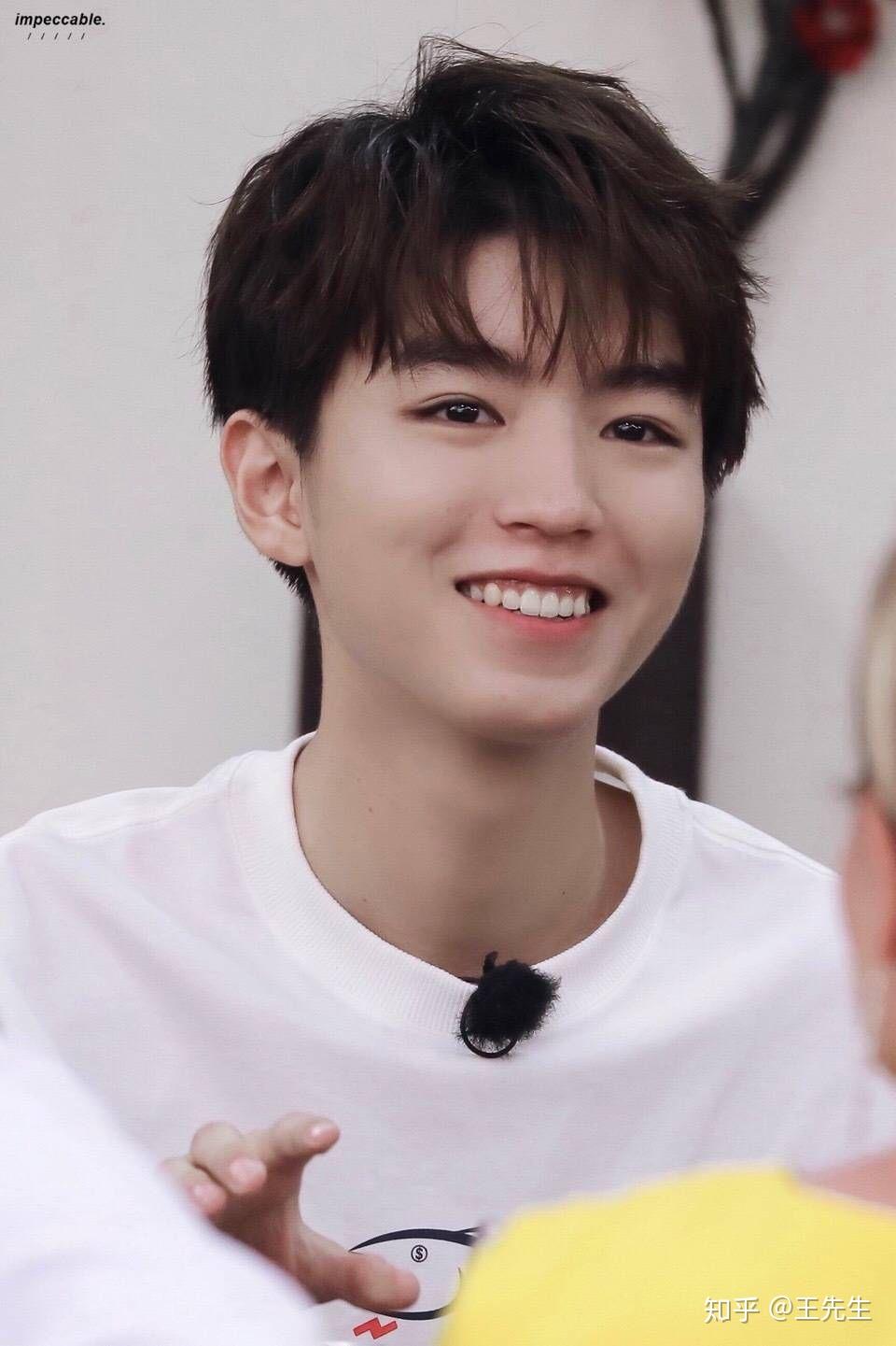 王俊凯牙为啥是歪的呢