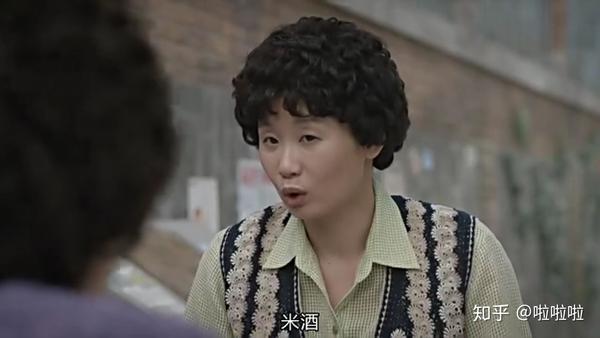 第一集的时候,三个大婶在一起包饺子 善宇的妈妈说善宇爸爸最喜欢喝