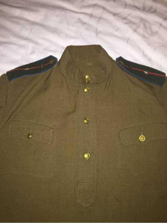 经典的苏式套头衫(电影《军旗》截图)简单看一下历史.