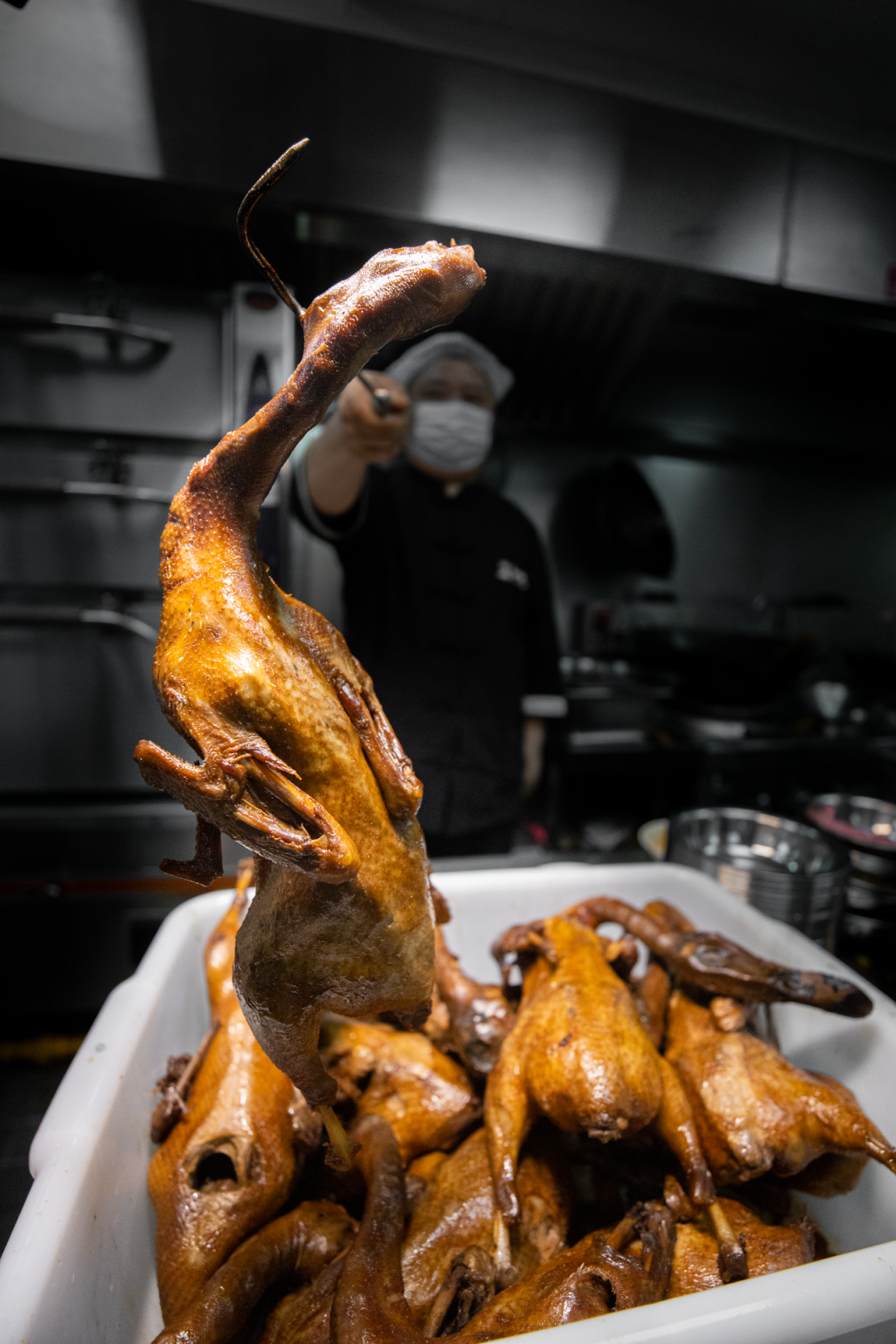 而重量要在三斤以上,太瘦的黑麻鸭卤制后干柴没有肉.