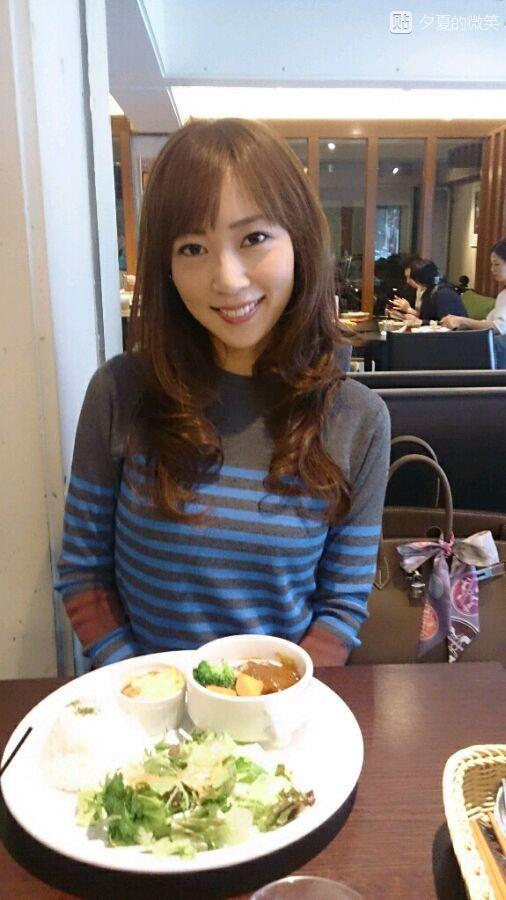 三枝夕夏下午散步的时候,秋惠的妈妈显得很开心,看到秋惠的妈妈很开心