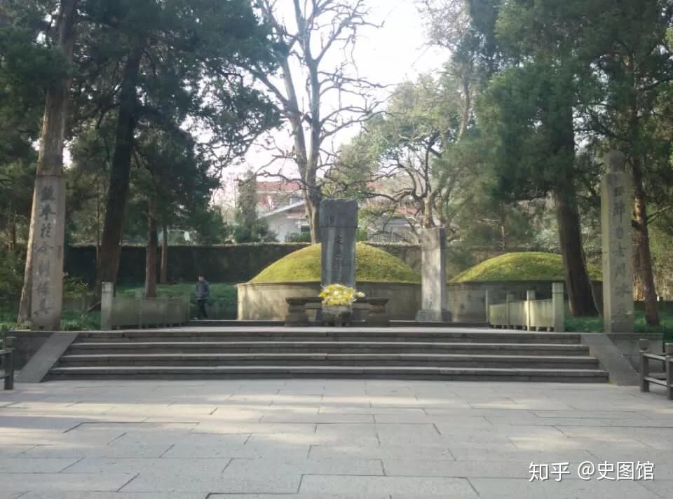 白堤北侧的湖岸边上,安葬着南宋大臣陈文龙.