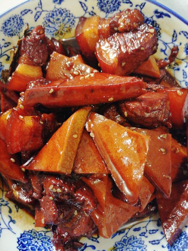 红烧肉里加什么配菜,吃起来会惊为天人?