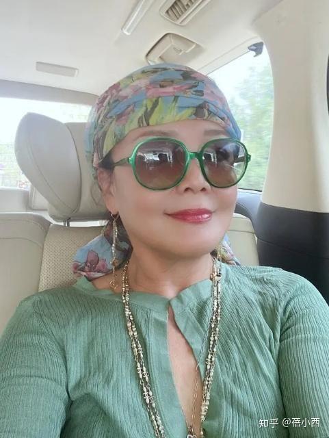 大s婆婆张兰气场太能撑场面富态身材穿一身金色搭配奢华至极