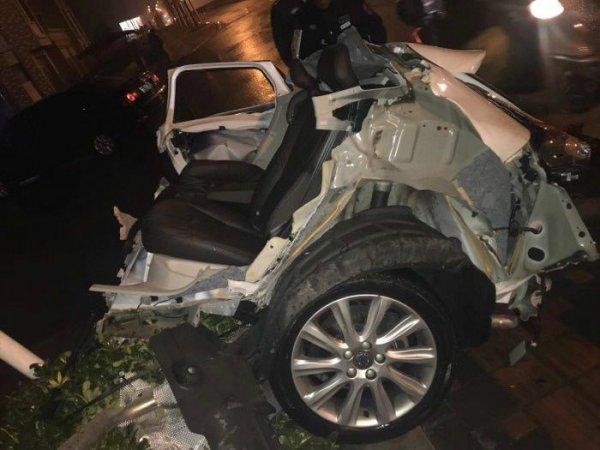 沃尔沃与奥迪相撞当场断成两截