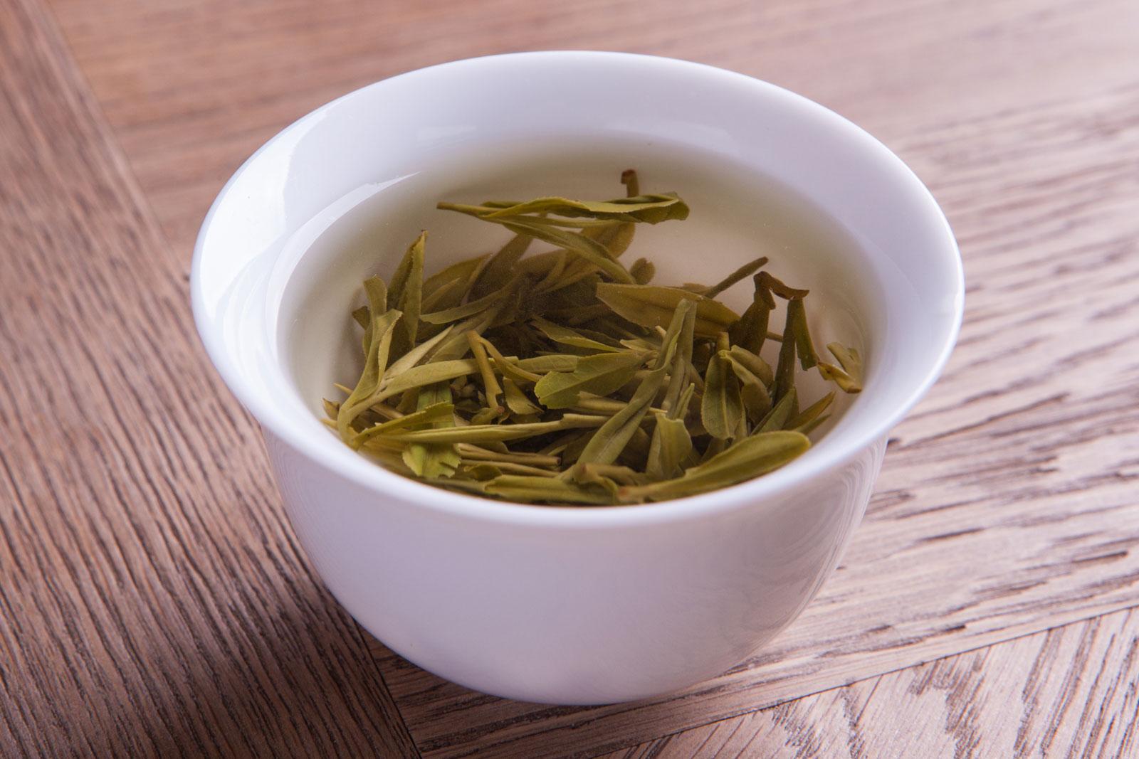 正解:烘青绿茶就是绿茶最后一步干燥程序用的是烘干的工艺常见的烘青