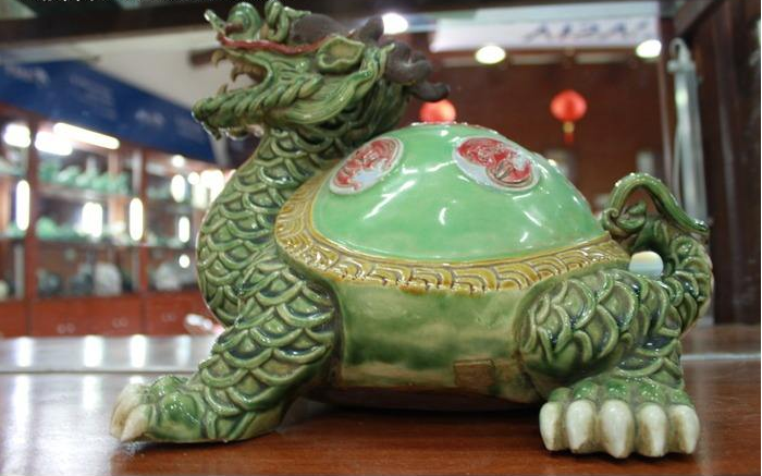 鳌的雕刻寓意 鳌:是传说大海中的龙头大龟,仙鹤站在鳌身上,寓独占鳌头