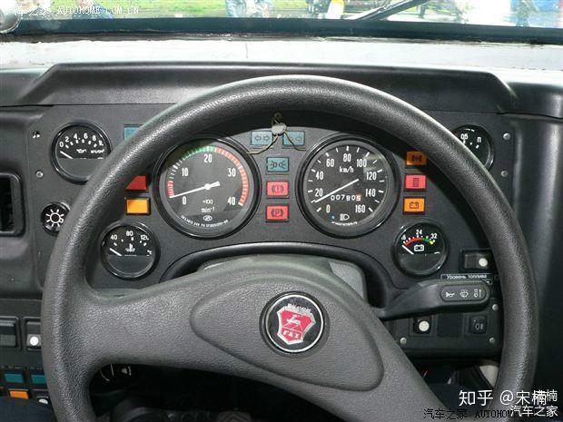 上图是燕京版"猛虎"高速装甲突击车组合仪表特写.