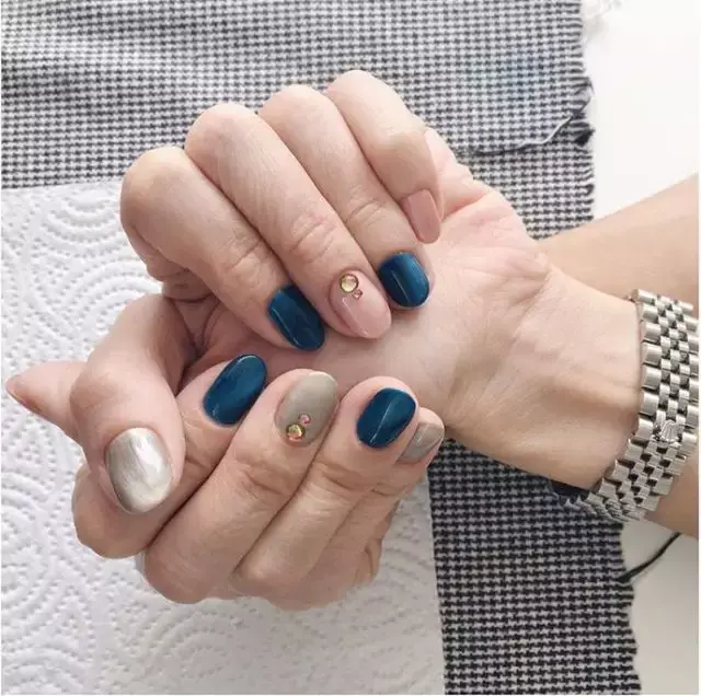 这里可能是最全的新年美甲集合了-新年美甲图片2021简单大方红色衣服