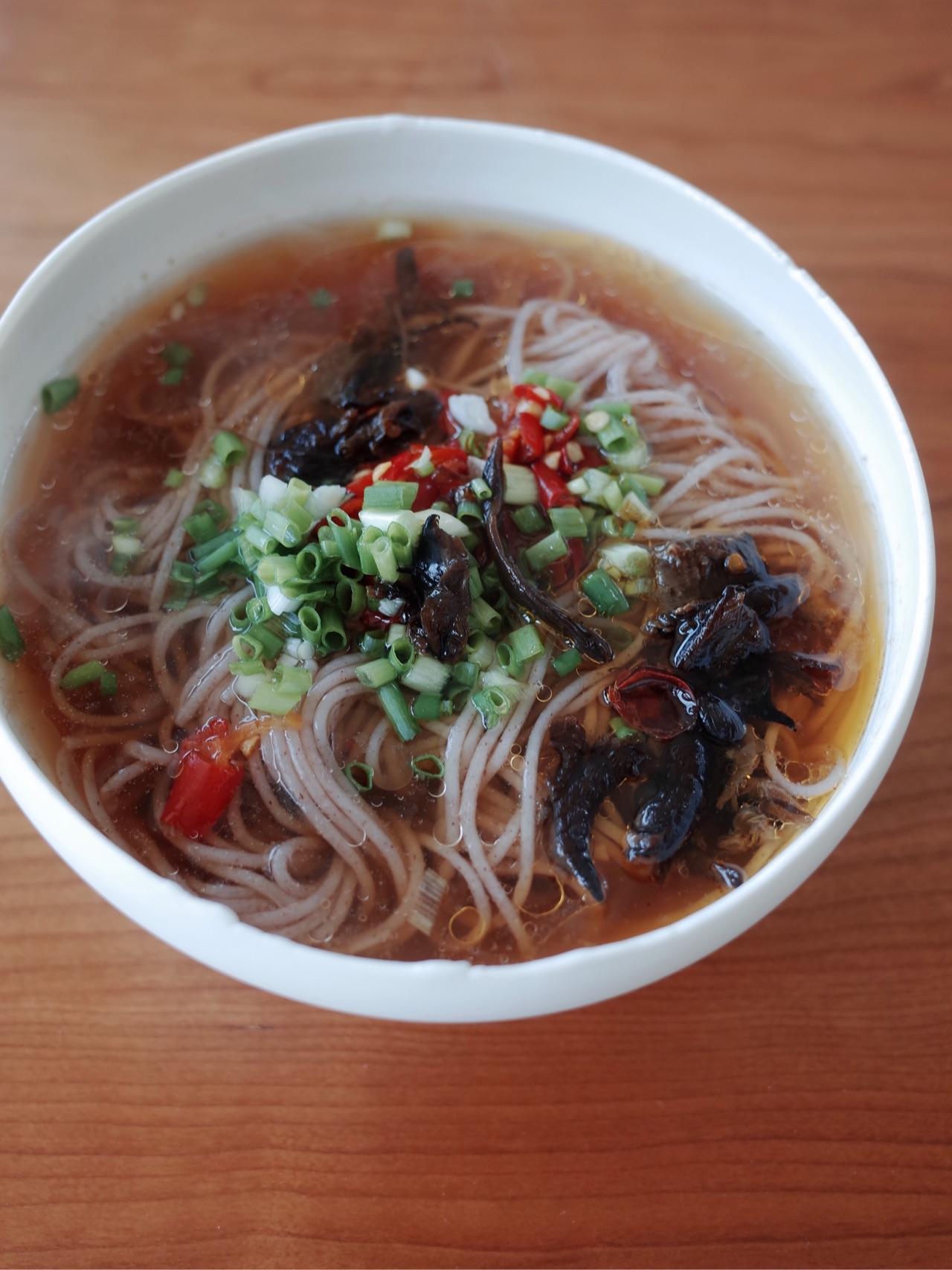 田螺姑娘# 一碗牛骨汤,一束红米线,一勺剁辣椒,一把葱花,一筷子油