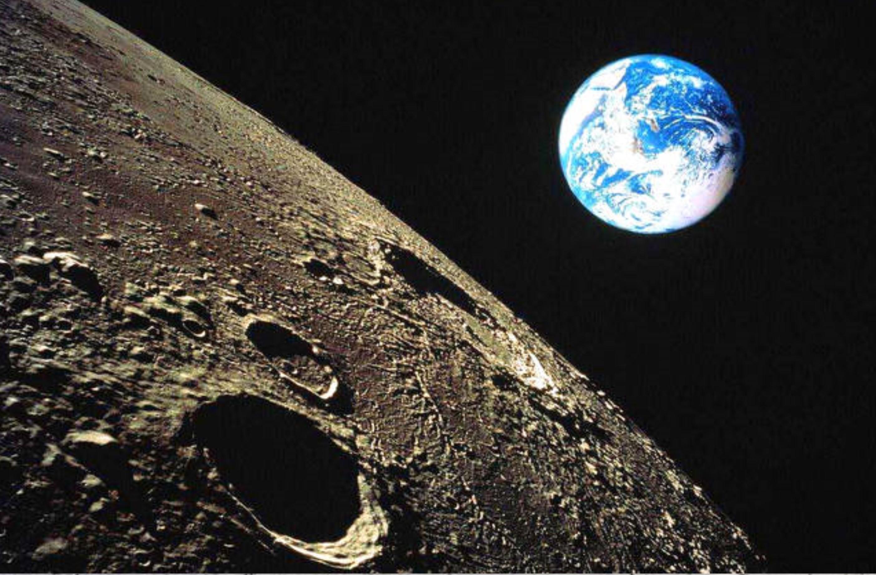 穿过月球上史密斯海的“地出” (© Image Science and Analysis Laboratory, NASA-Johnson ...