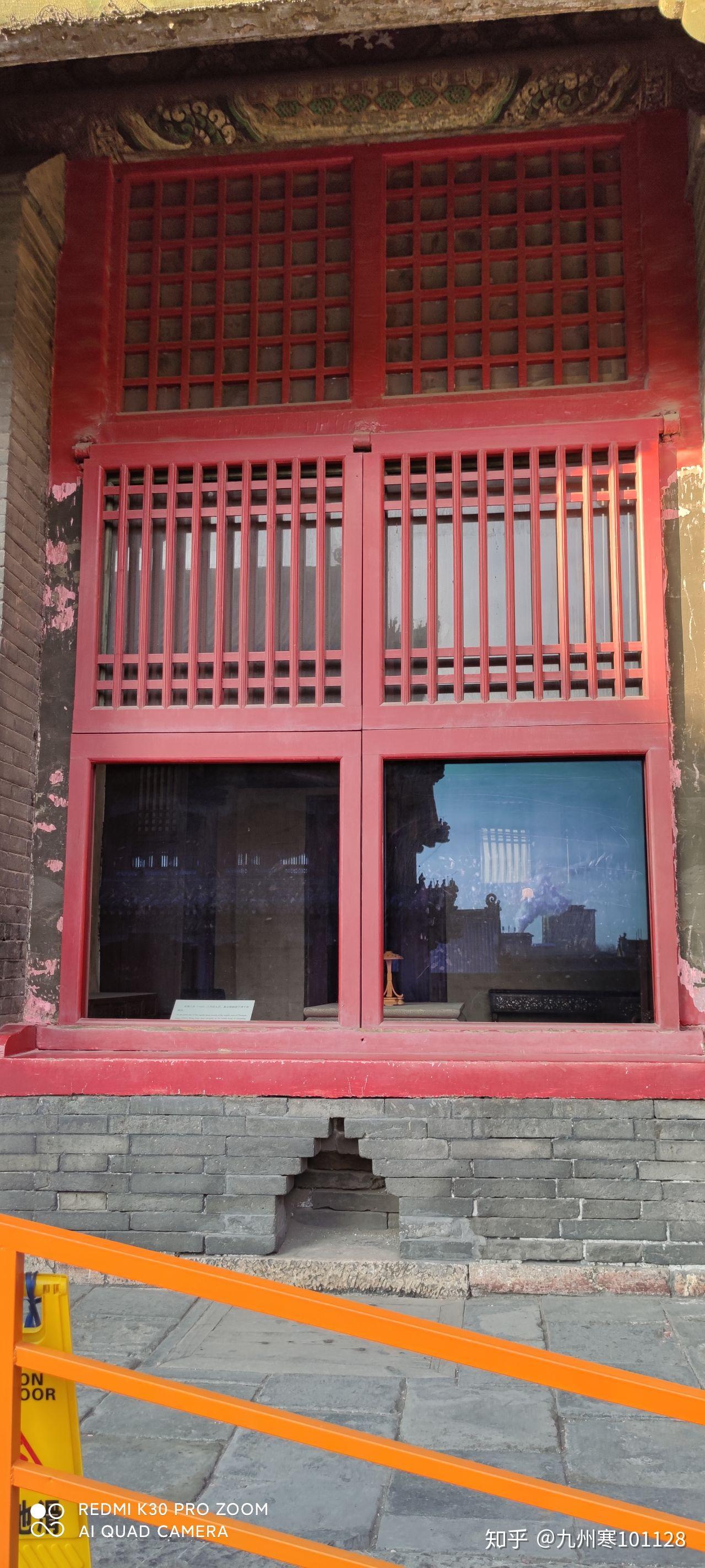 请问沈阳故宫清宁殿窗户下的洞是做什么的