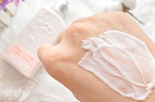 洗完澡要不要立马抹身体乳的简单介绍 洗完澡要不要立马抹身体乳的简单介绍