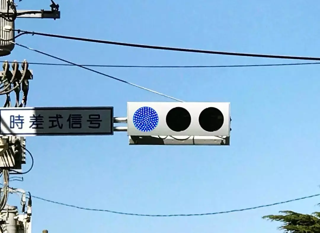 为什么日本的红绿灯是红蓝灯