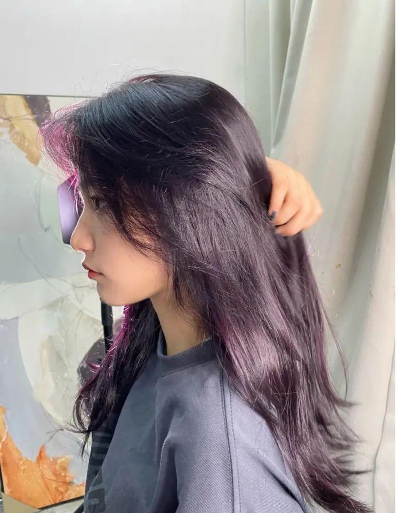 20岁左右的女生染什么发色显得年轻