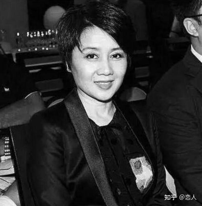 当时作为14k中的一员实力干将,胡须勇去赌场玩,司徒玉莲并不认得他,把