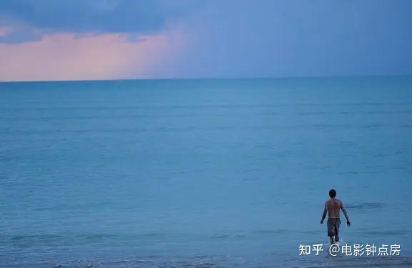 《海啸奇迹》(2012年,西班牙/美国)探讨了面对末日威胁时的科技应对