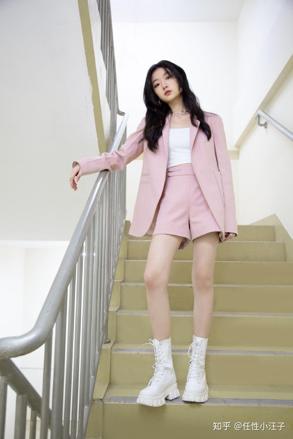 演员请就位孙千演绎西装杀青春靓丽的造型演绎韩系慵懒风