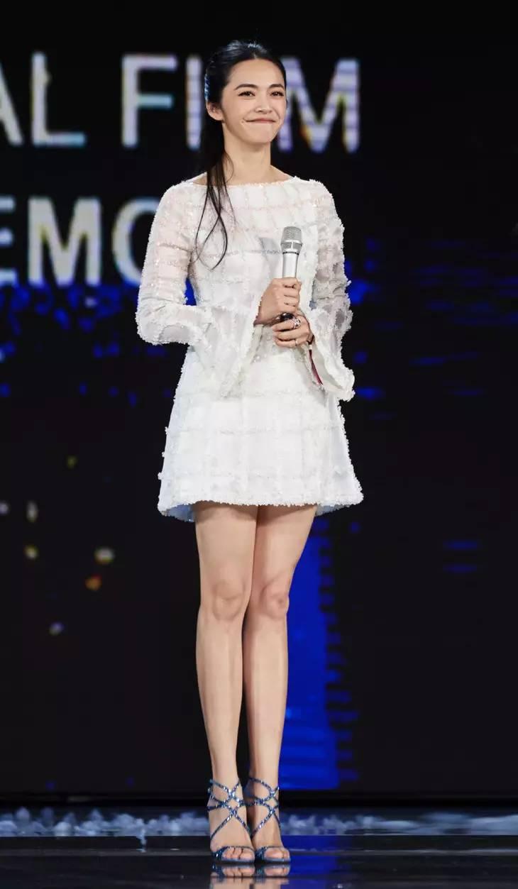 一字带凉鞋已经满足不了美鞋女王了,金属蓝色的交叉带凉鞋也被姚晨翻