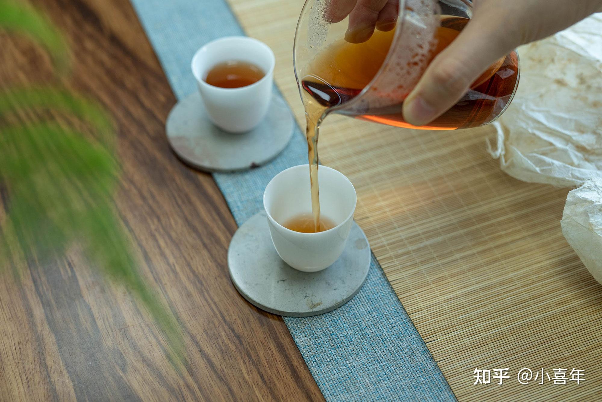 饮茶小细节:为什么倒茶时壶嘴不能对着人?