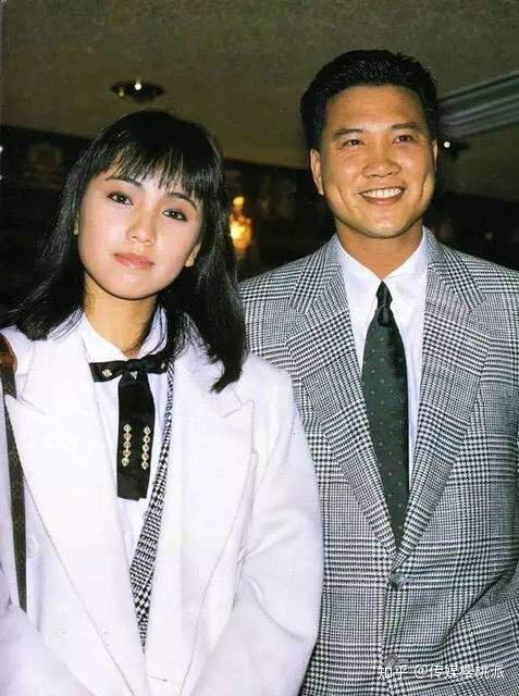 54岁邓萃雯再唱《我和春天有个约会》,对江华已释然,称有悔无怨 - 知