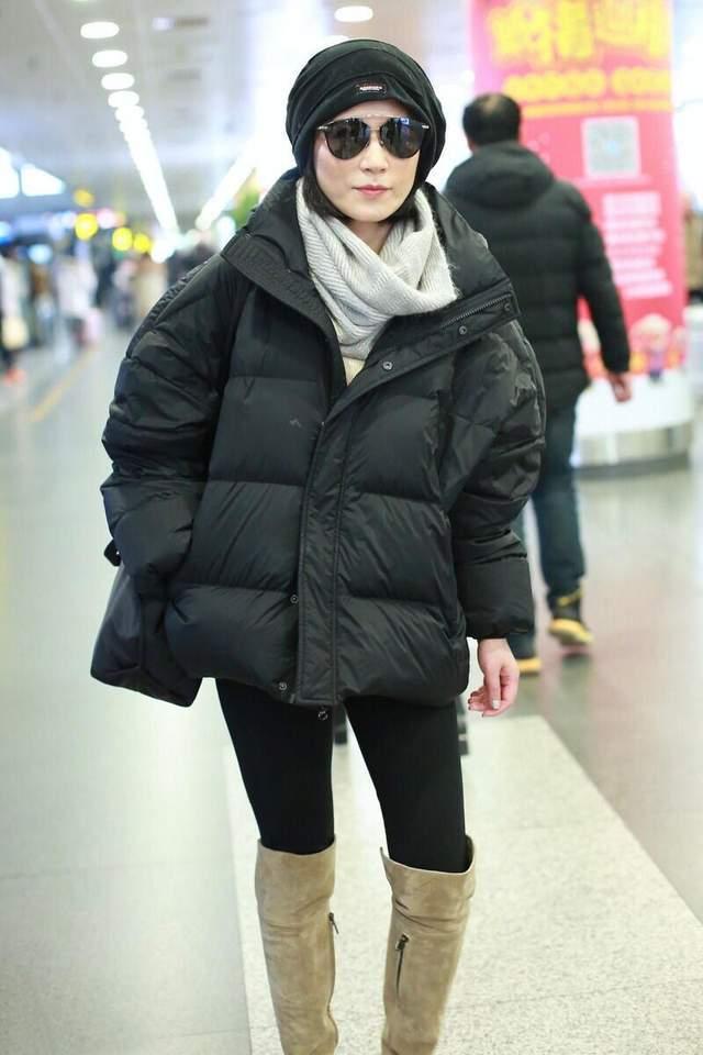 俞飞鸿才是真正的穿搭高手羽绒服配长筒靴用围巾帽子来提亮