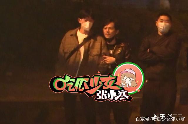 如何看待3月16日何炅被拍到与男子手牵手过马路