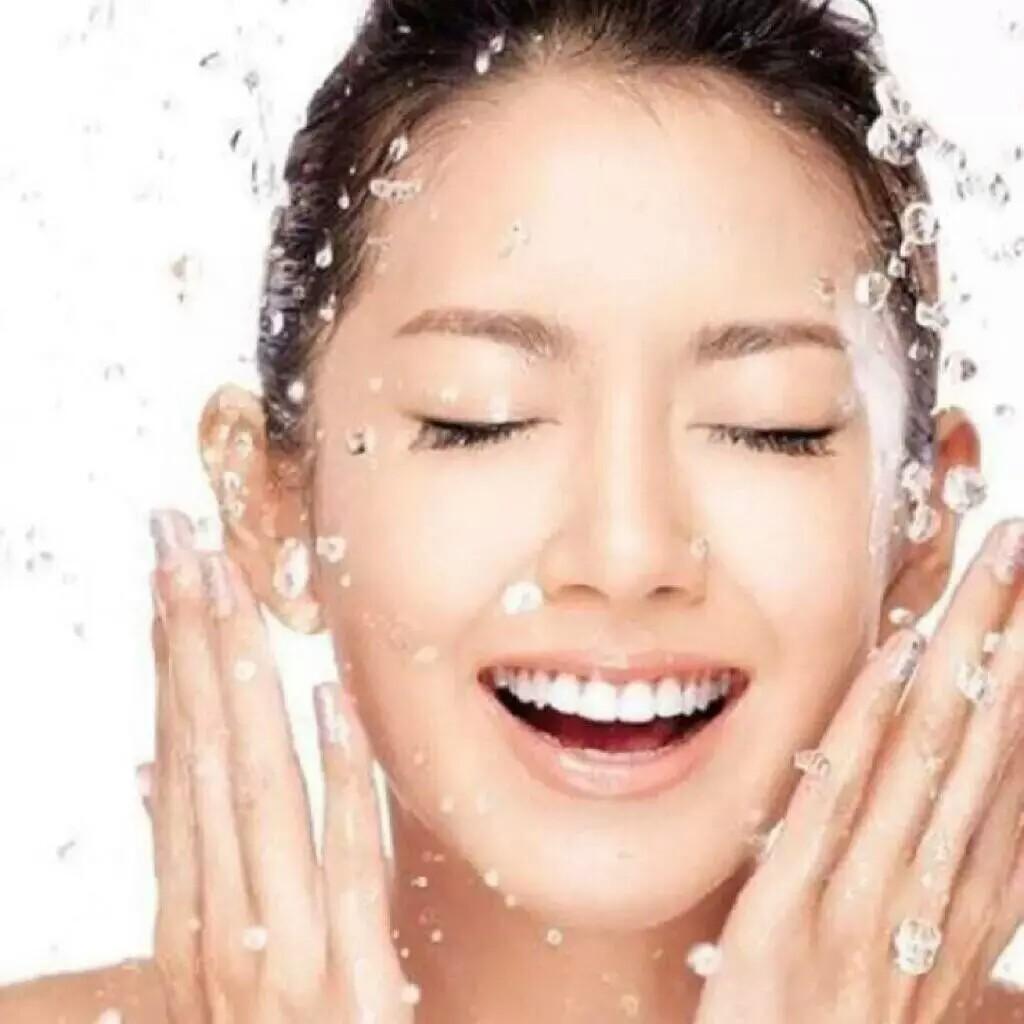 皮肤干燥补水很简单，只用纯净水和原液做水膜，让皮肤水嫩水嫩的 - 妆知道