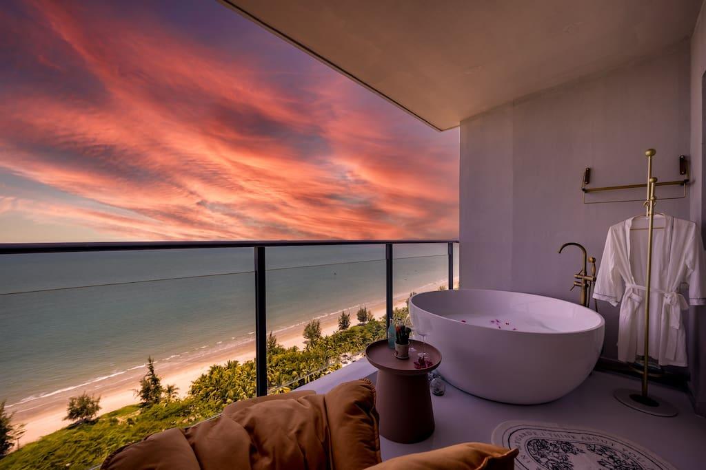 在三亚找一家海景民宿出门就能玩海