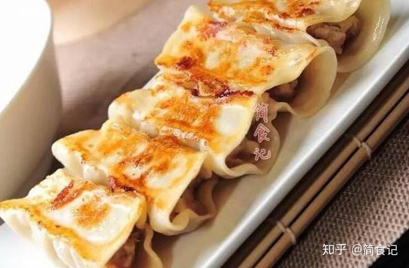 锅贴好吃有窍门 大厨教你简单做法和4个技巧 2分钟轻松学会 锅贴的做法及配方 松品网