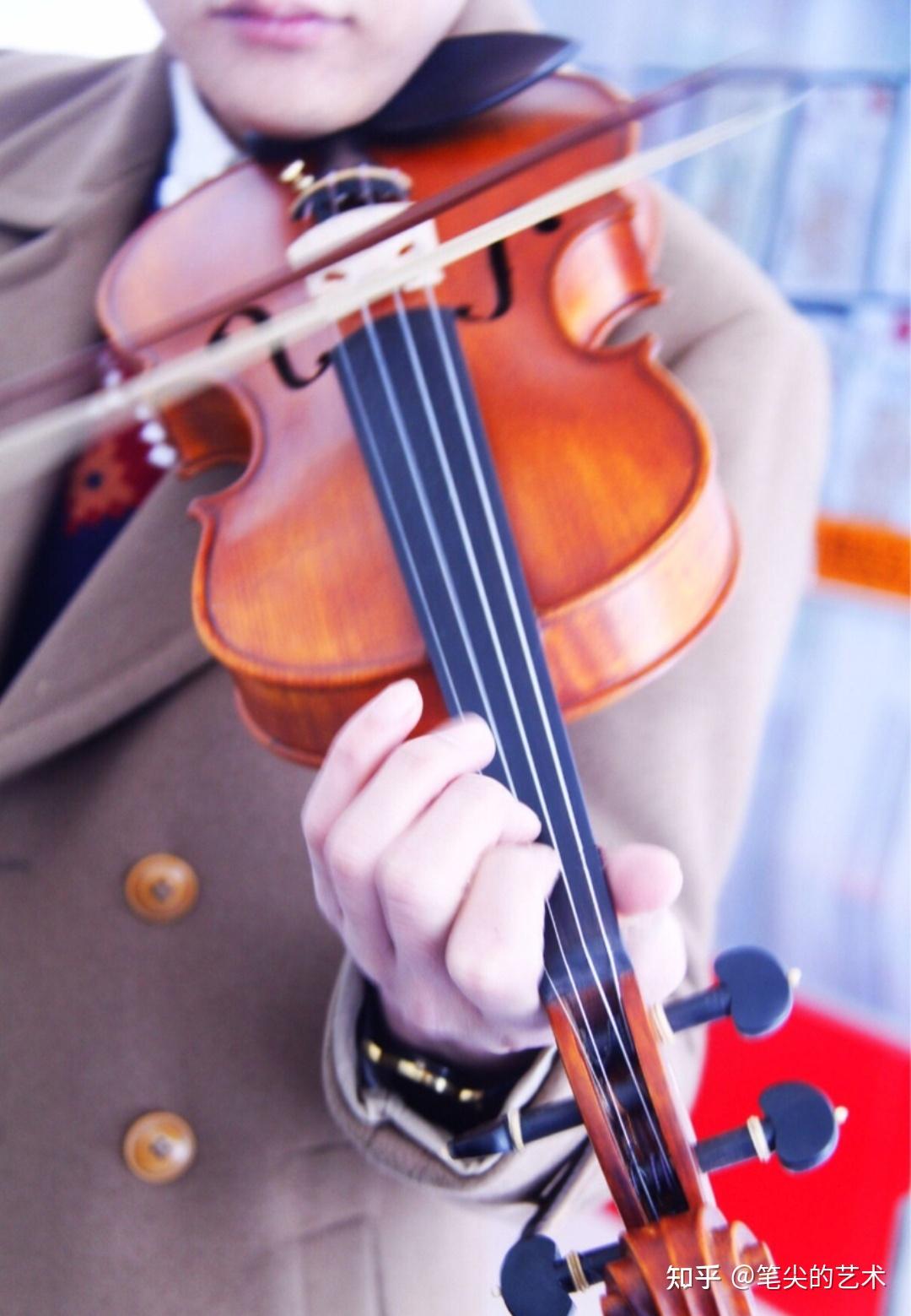 小提琴的正确拿琴姿势图片