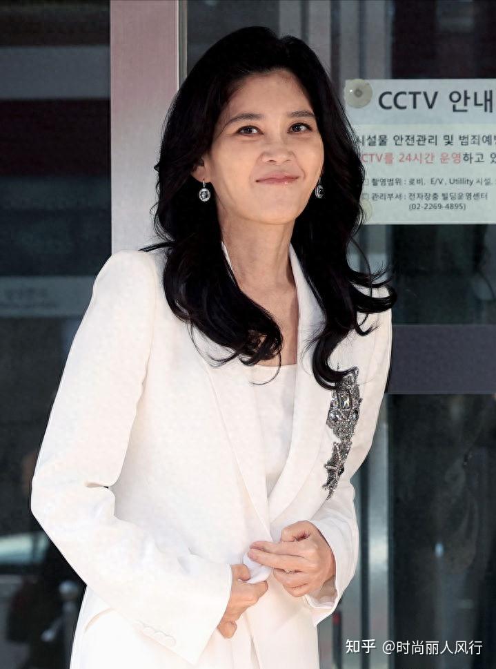 53岁三星长公主李富真最新亮相美翻!白套装配钻石胸针,气质绝了 - 知乎