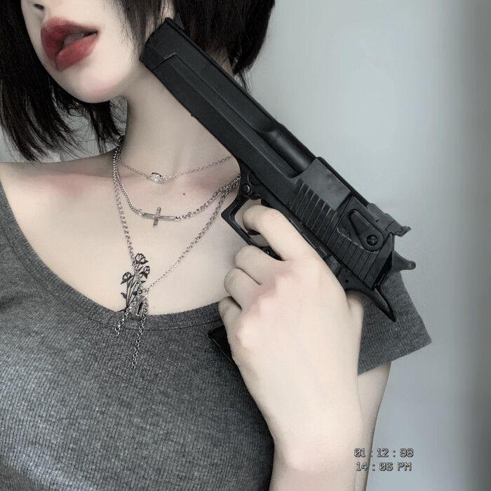 请问有哪位仙女有带枪的头像么最好是美女和枪