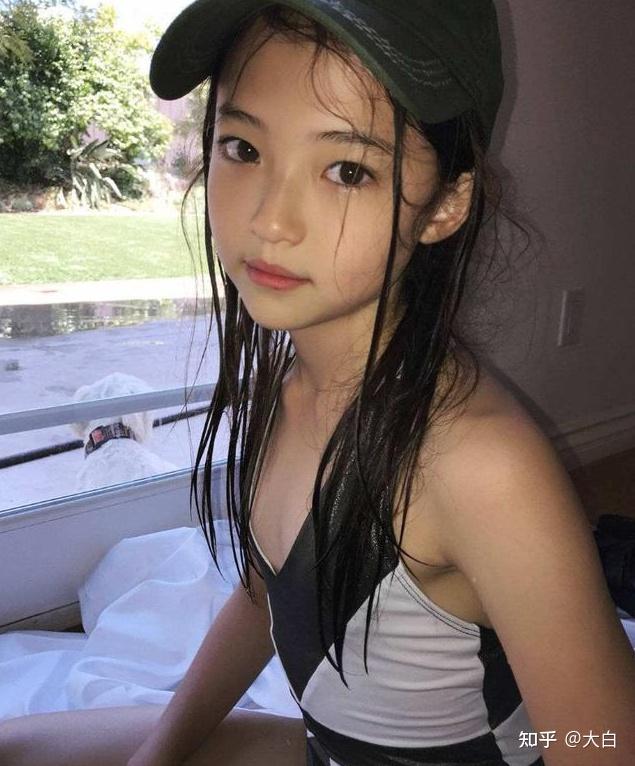 10岁女孩女拍性感照片走红引网友热议性教育刻不容缓