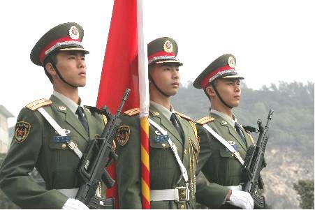 中國人民解放軍駐澳部隊著97式春秋常服此後,在2000年,2004年和2005