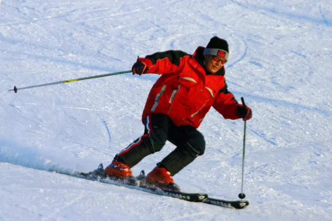 滑雪生涯及历程:中国第一代滑雪运动员(1954);1957年2月15日,全国第一