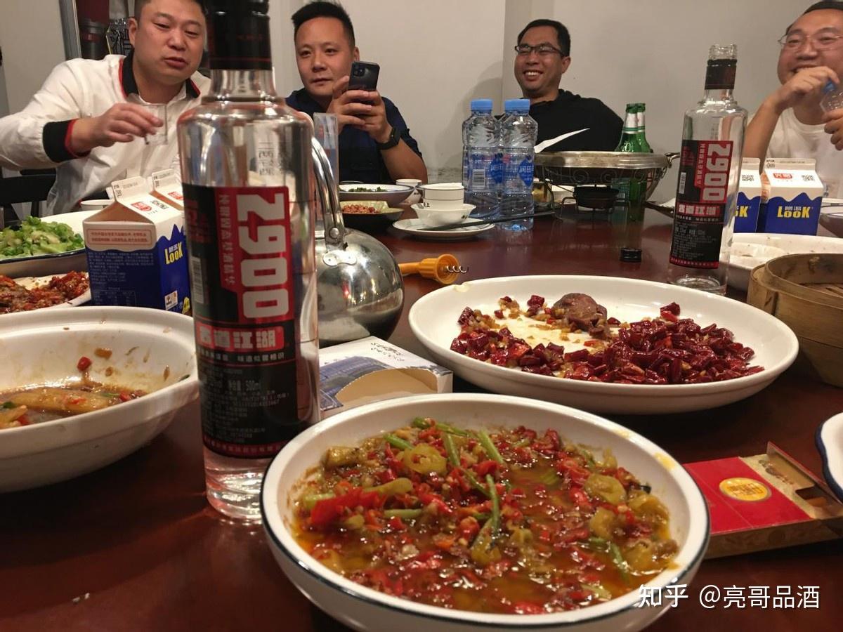 央視主播王寧參加聚會喝40多瓶10元啤酒網友竟然沒喝茅臺