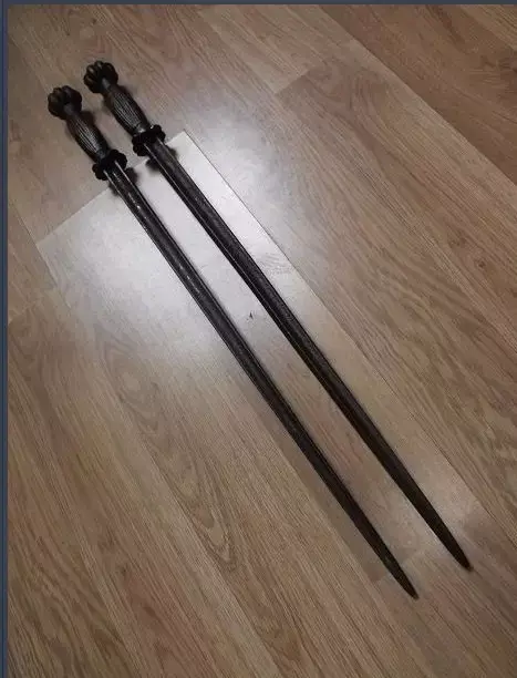 钢铁双锏但也就是在这一时期,鞭锏类武器与火器相结合产生了新的