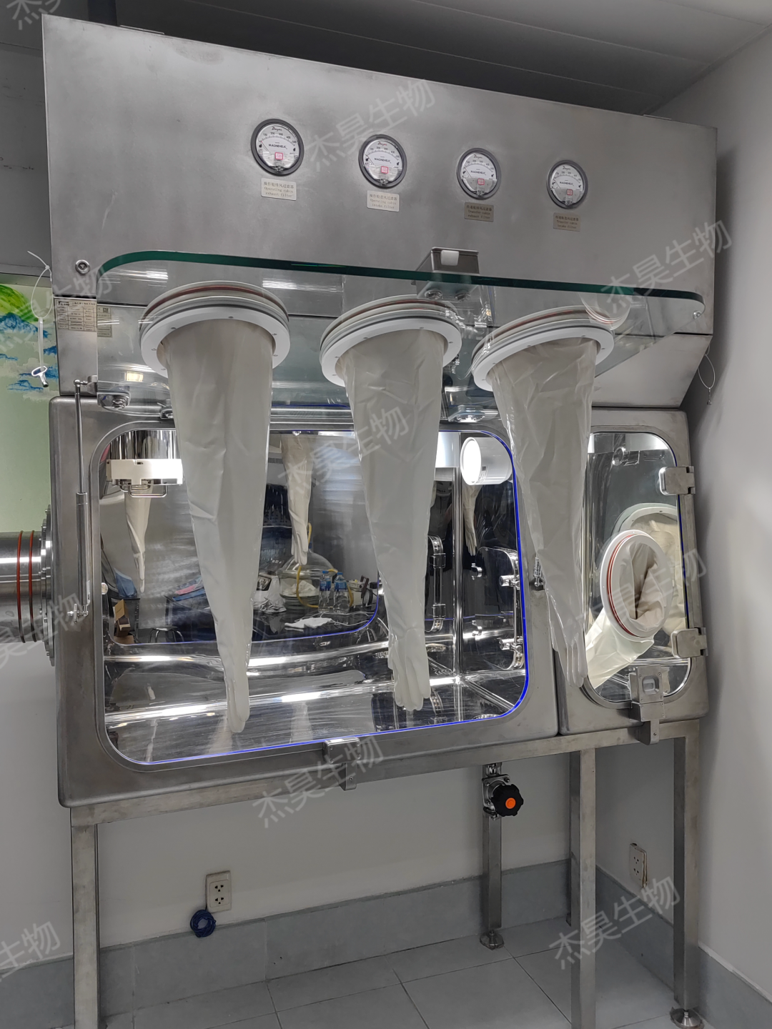 what benefits does isolator technology bring to pharma?