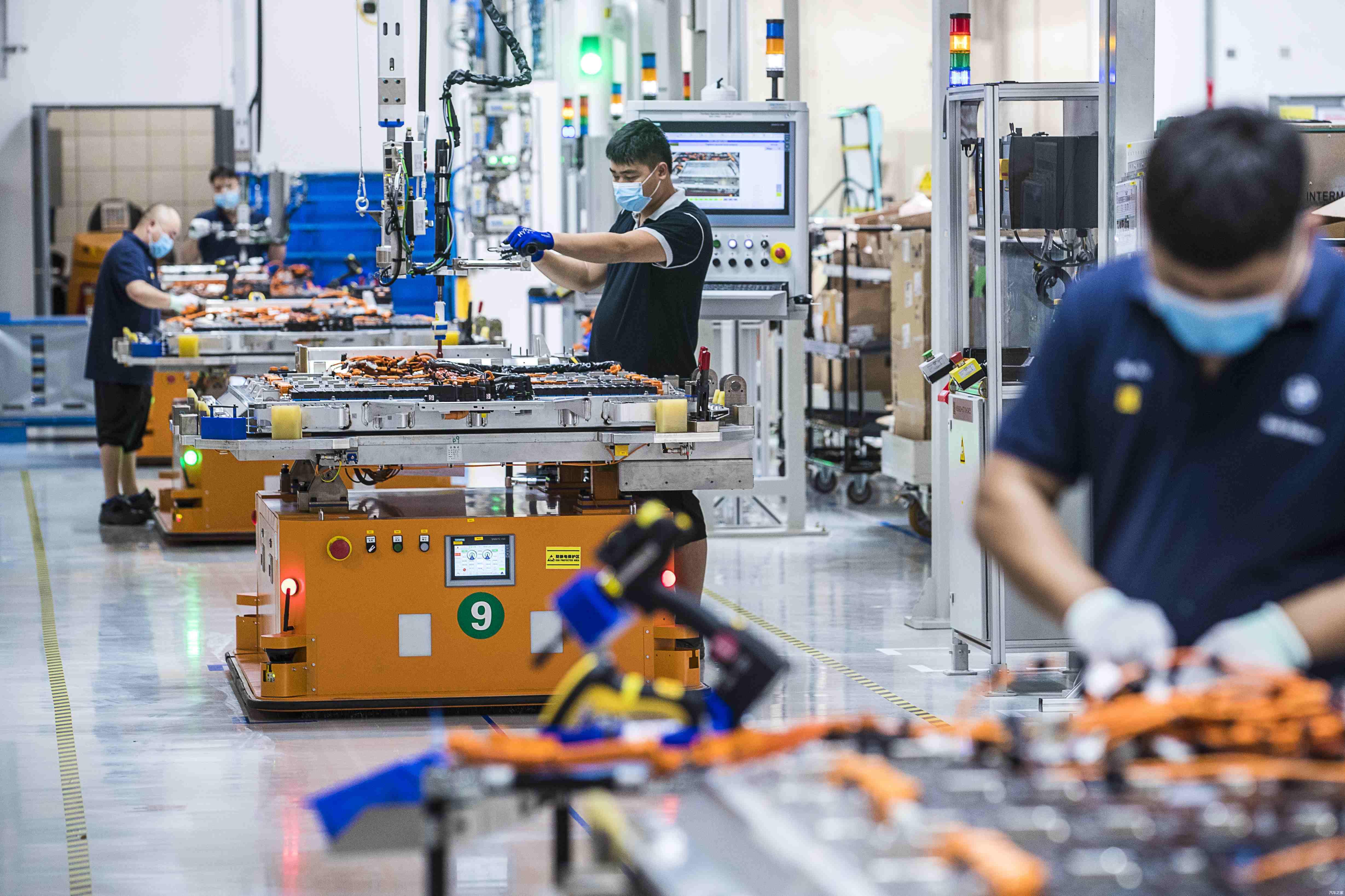 从模组生产线下线之后,模组进入高度灵活的电池包生产线.