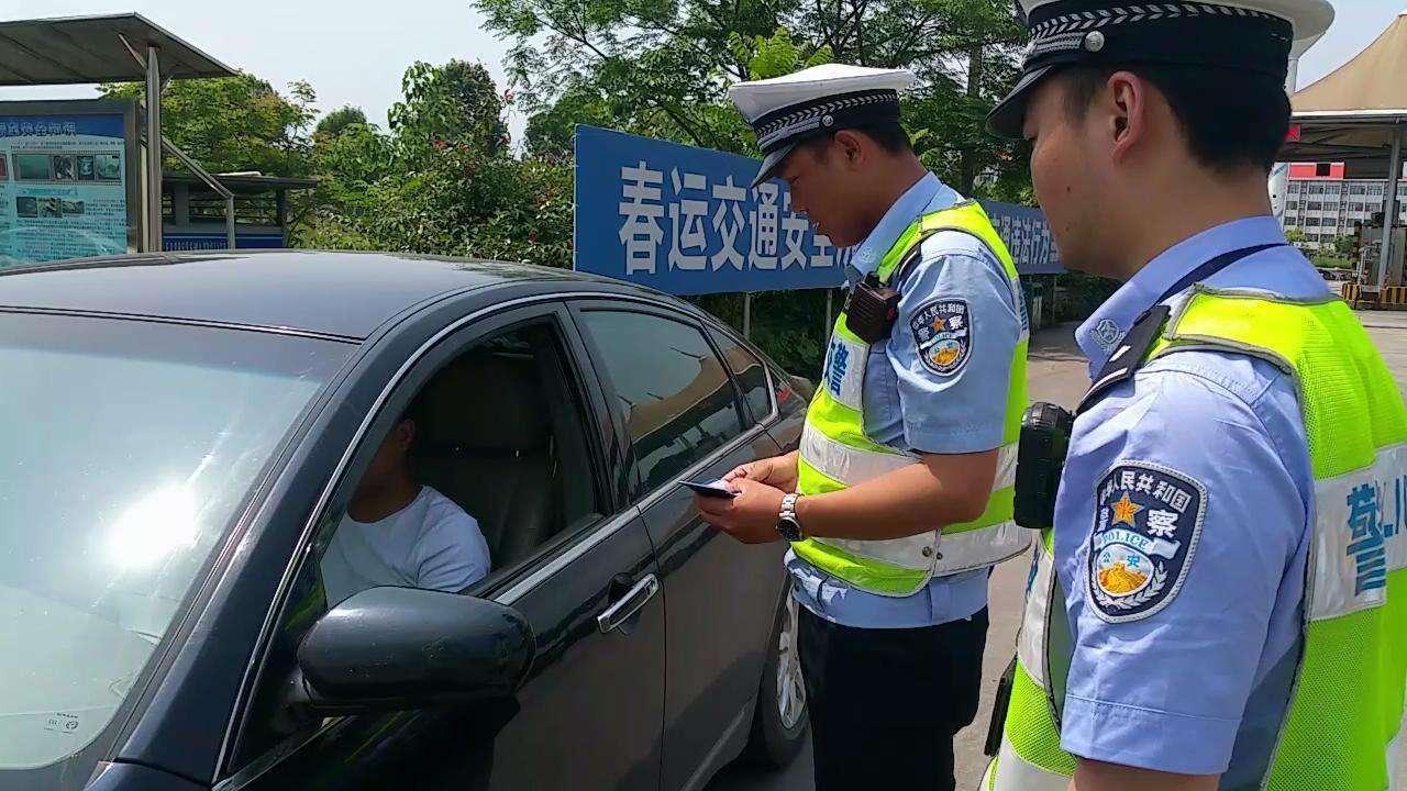 交警查车时为什么先摸一下车尾本以为只是习惯原来作用很大