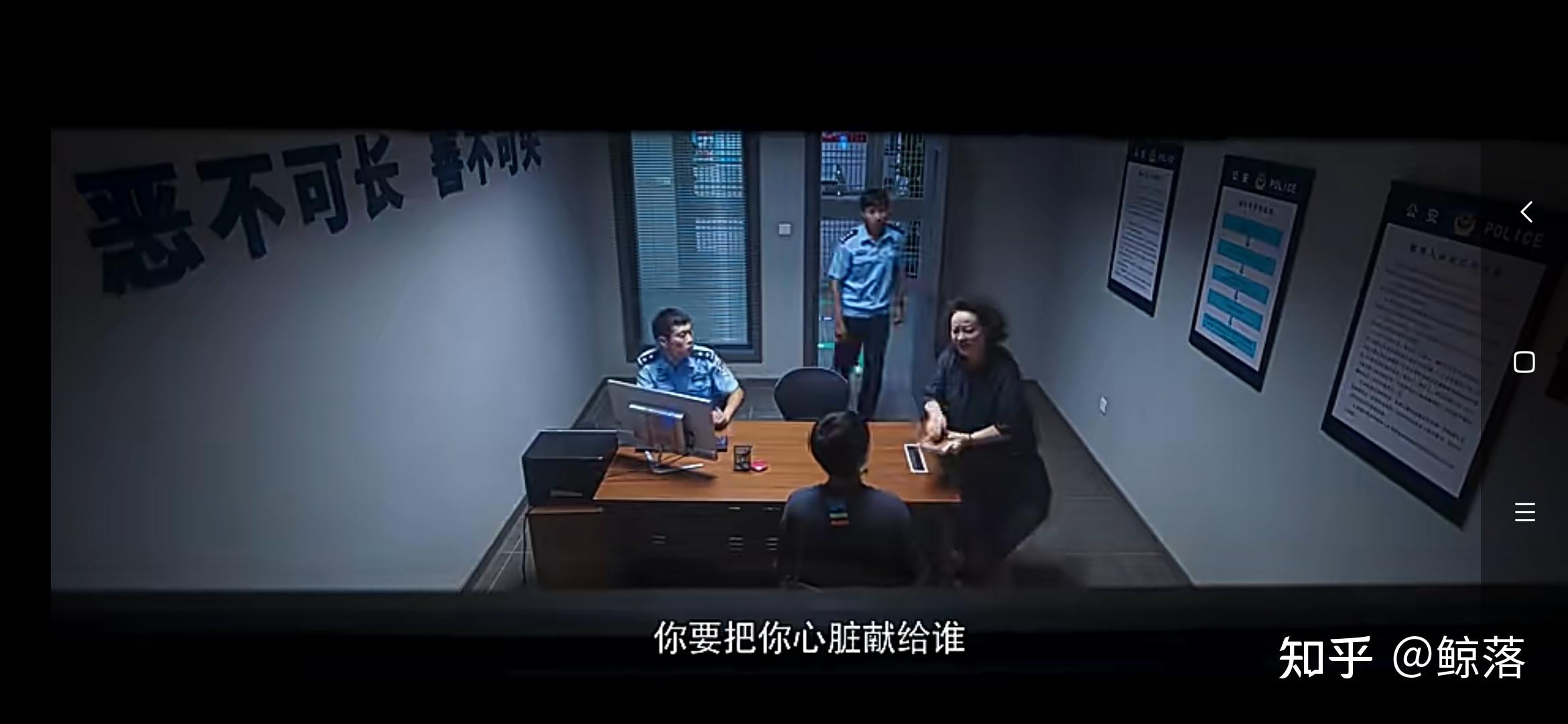 我打赌,上面这张图,卢笛本来想喊的,绝对是"献出心脏.
